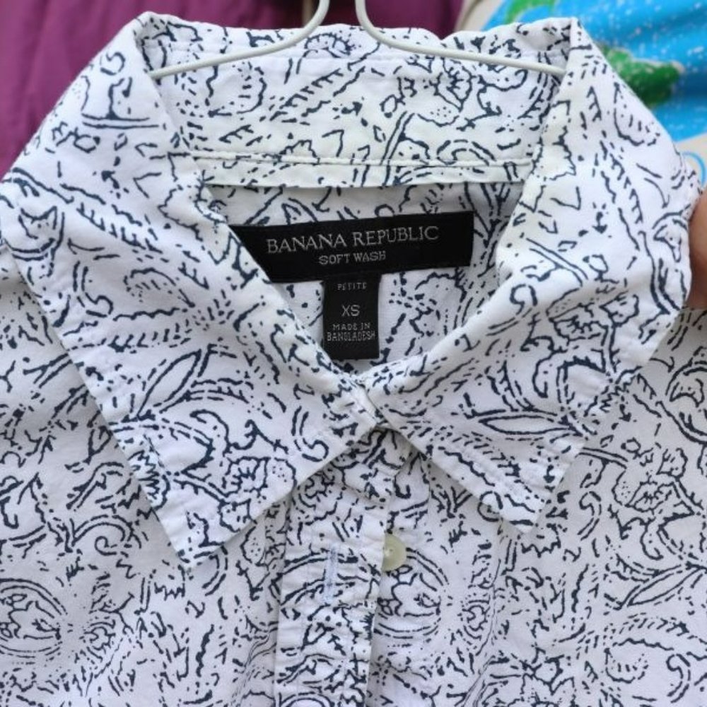 Slim antiqued bandana print collared button down